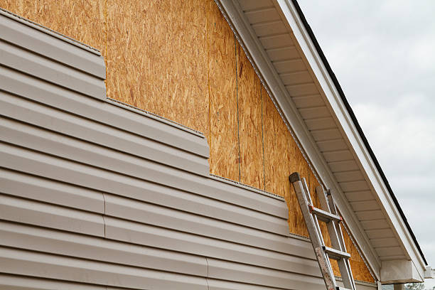 Professional Fiber Cement Siding technician working in Bowling Green, MD
